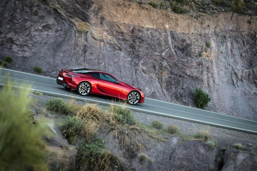  Lexus LC500 2016 года  (EU) (фото 19 из 20)